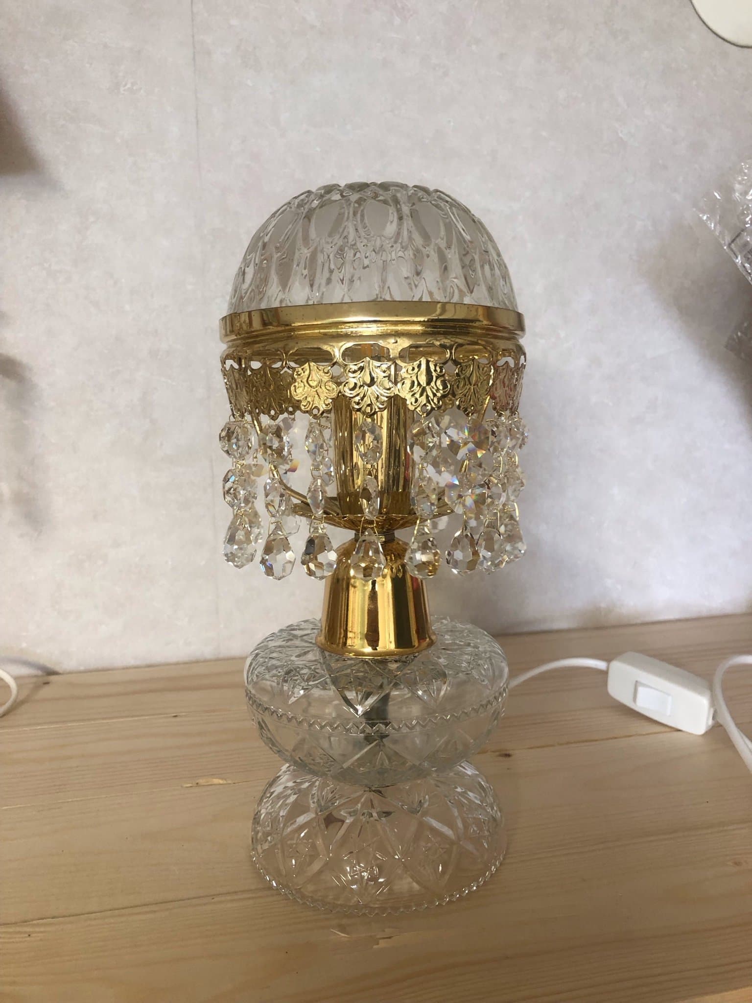 Kristalllampa med gulddetaljer