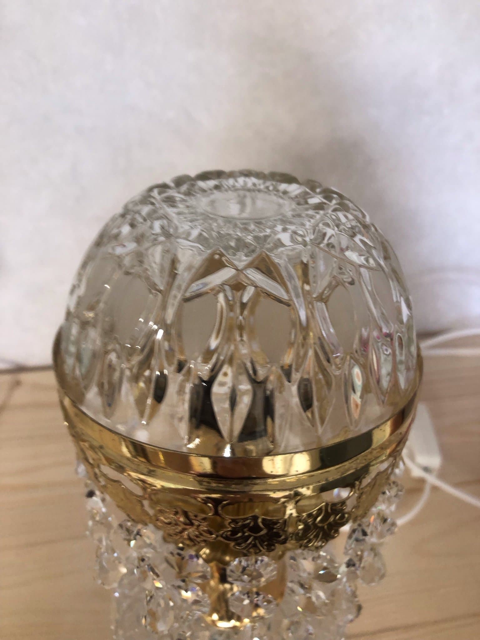 Kristalllampa med gulddetaljer