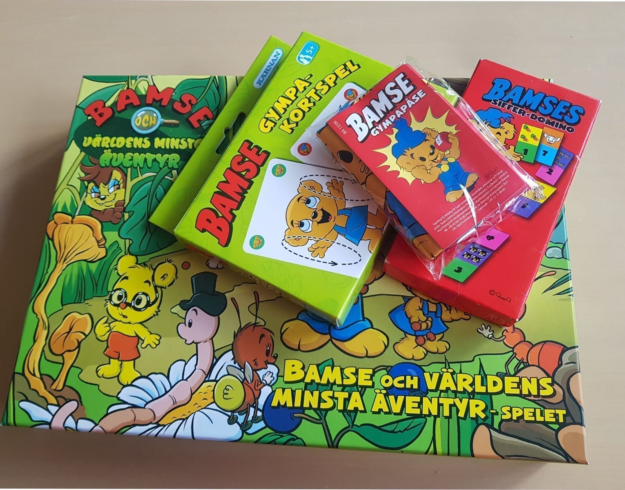 Bamse paket: världens minsta äventyr, gympakortspel, gympapåse och siffer domino