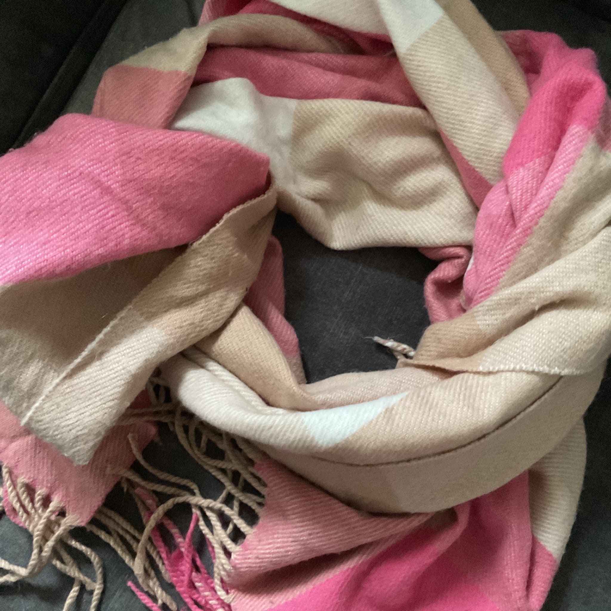 Halsduk mjuk gott material, rutmönstrad, rosa, beige o vit m frans, 53x 200 cm.