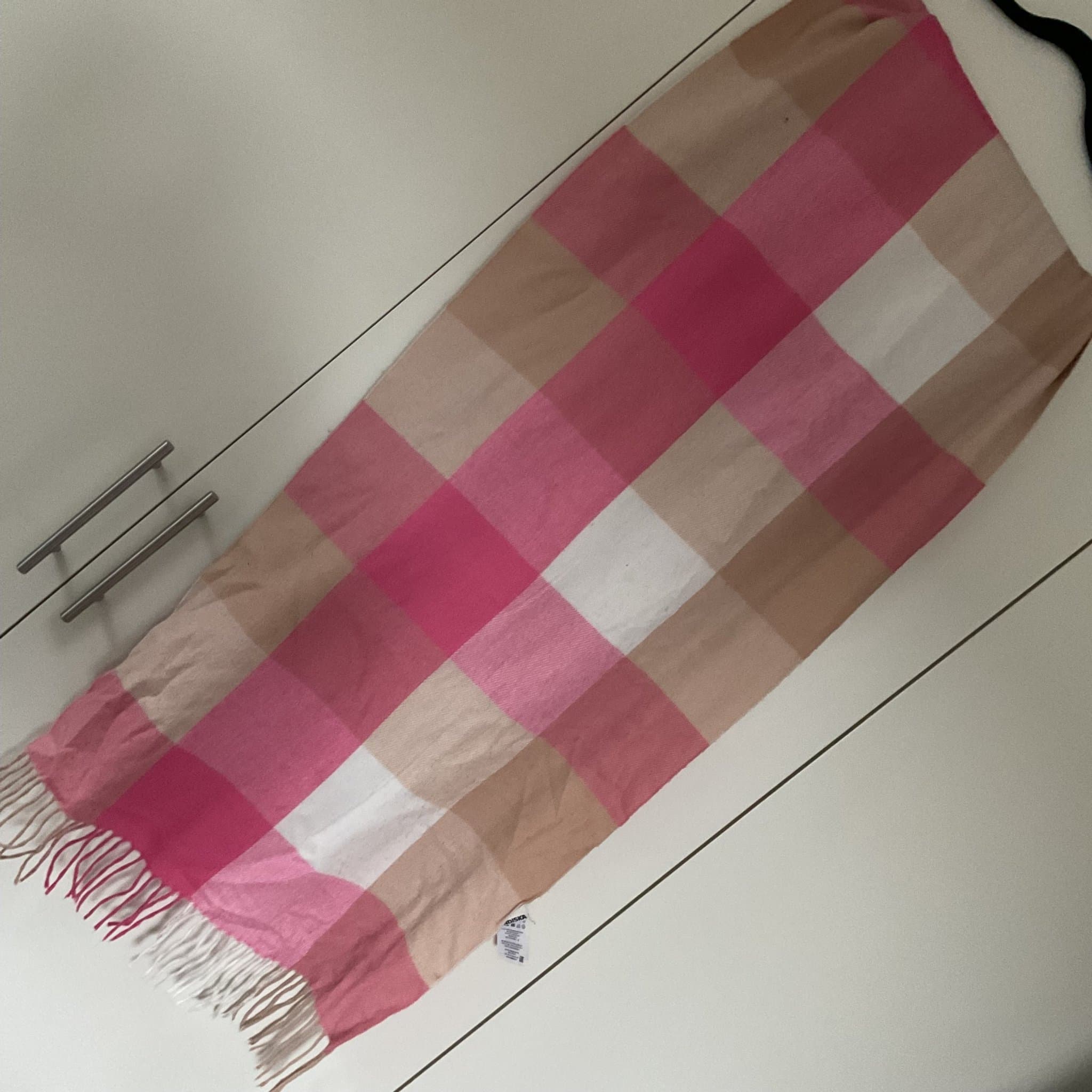 Halsduk mjuk gott material, rutmönstrad, rosa, beige o vit m frans, 53x 200 cm.