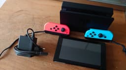 Nintendo Switch med joycon, laddare, joy con strap och dockningsstation