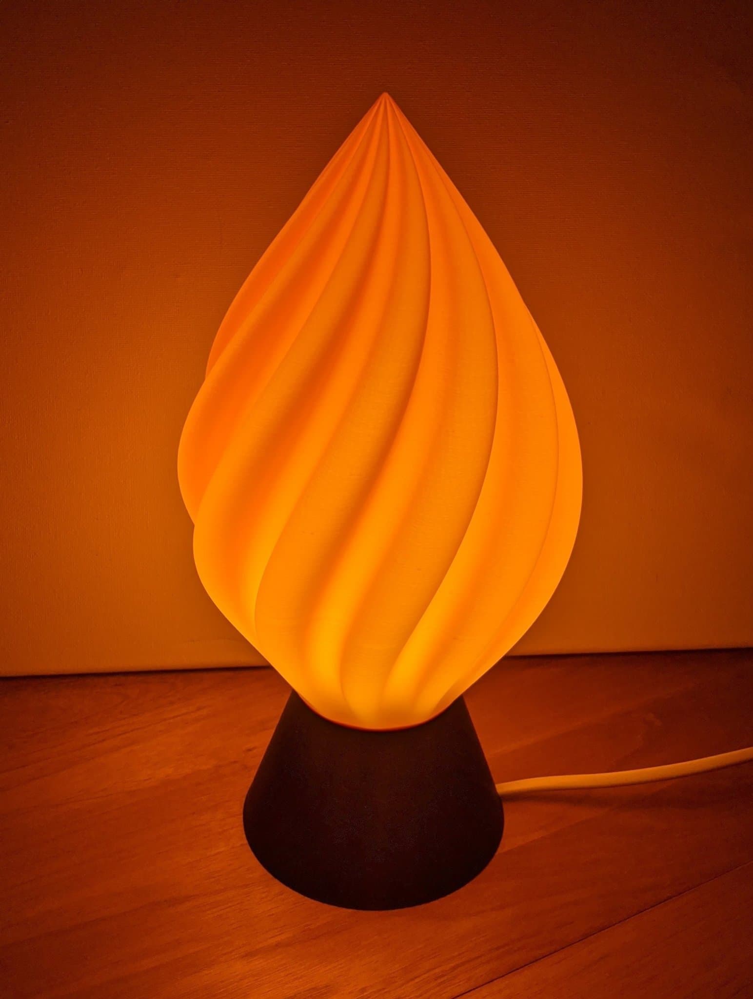 Bordslampa "Flame" i unik design, orange