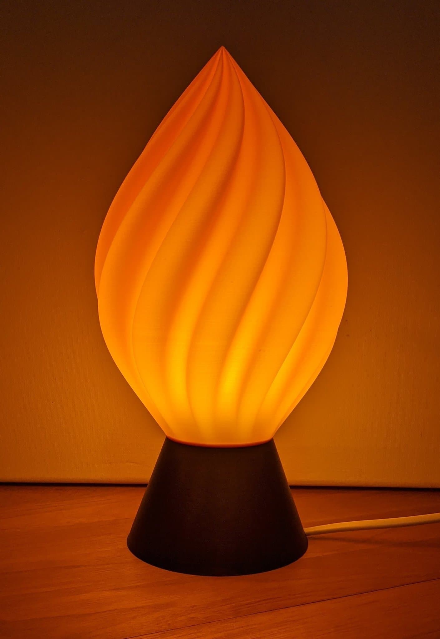 Bordslampa "Flame" i unik design, orange