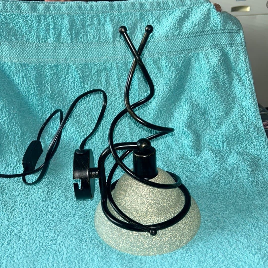 Vägglampa "Lampgustaf AB" med svart metall och frostat glas