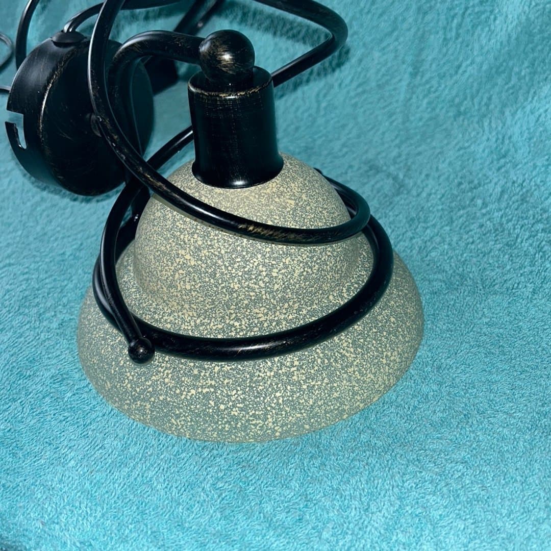 Vägglampa "Lampgustaf AB" med svart metall och frostat glas