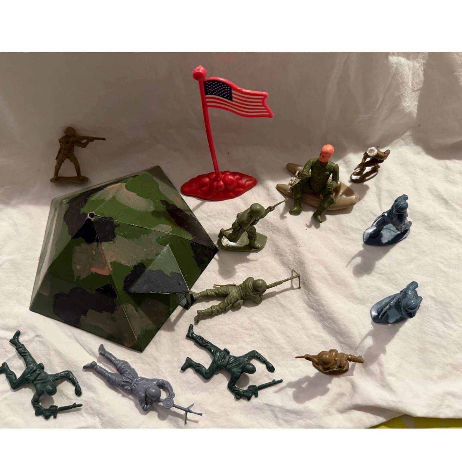 Leksaksarmé med tält och flagga