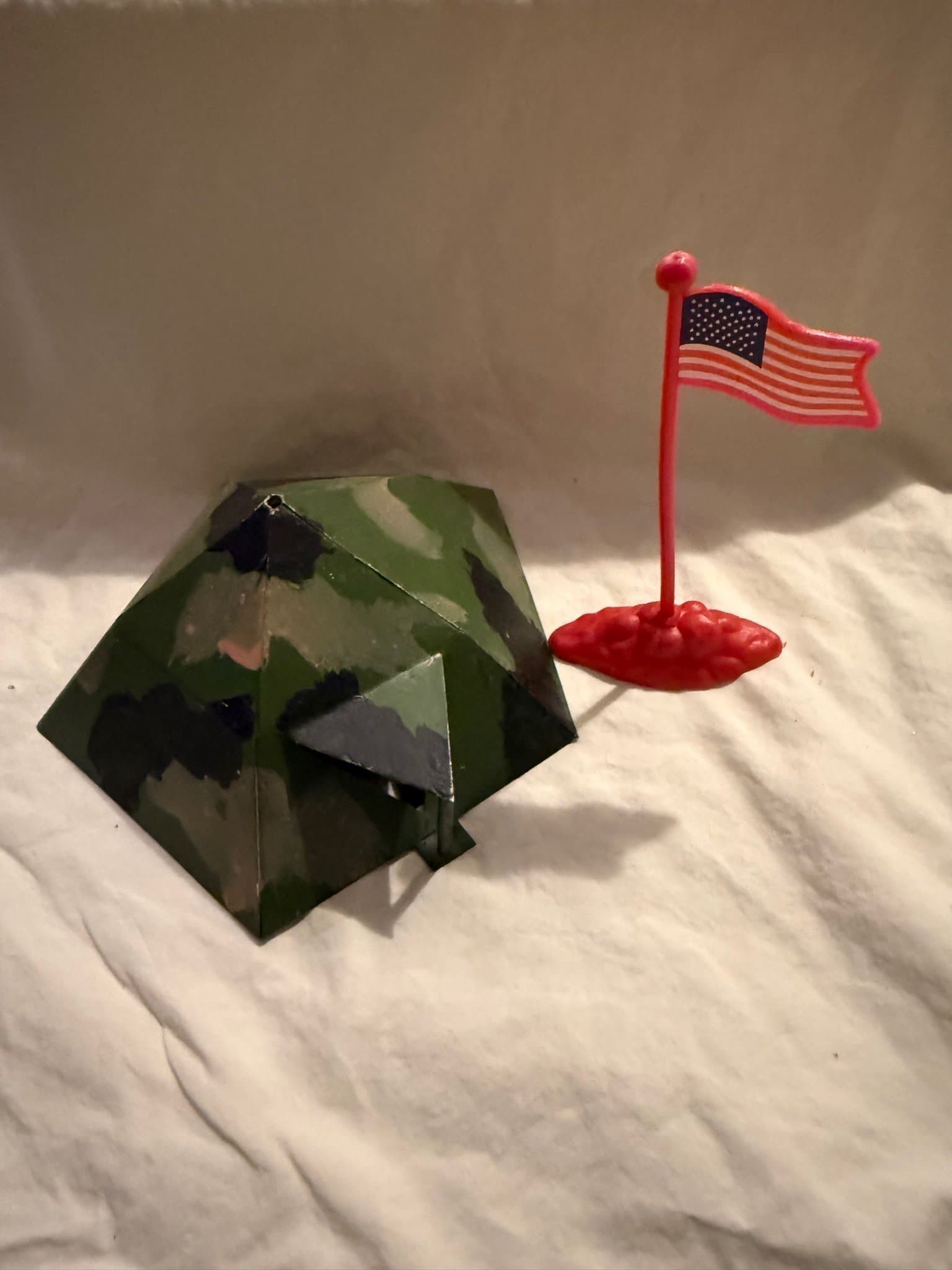 Leksaksarmé med tält och flagga
