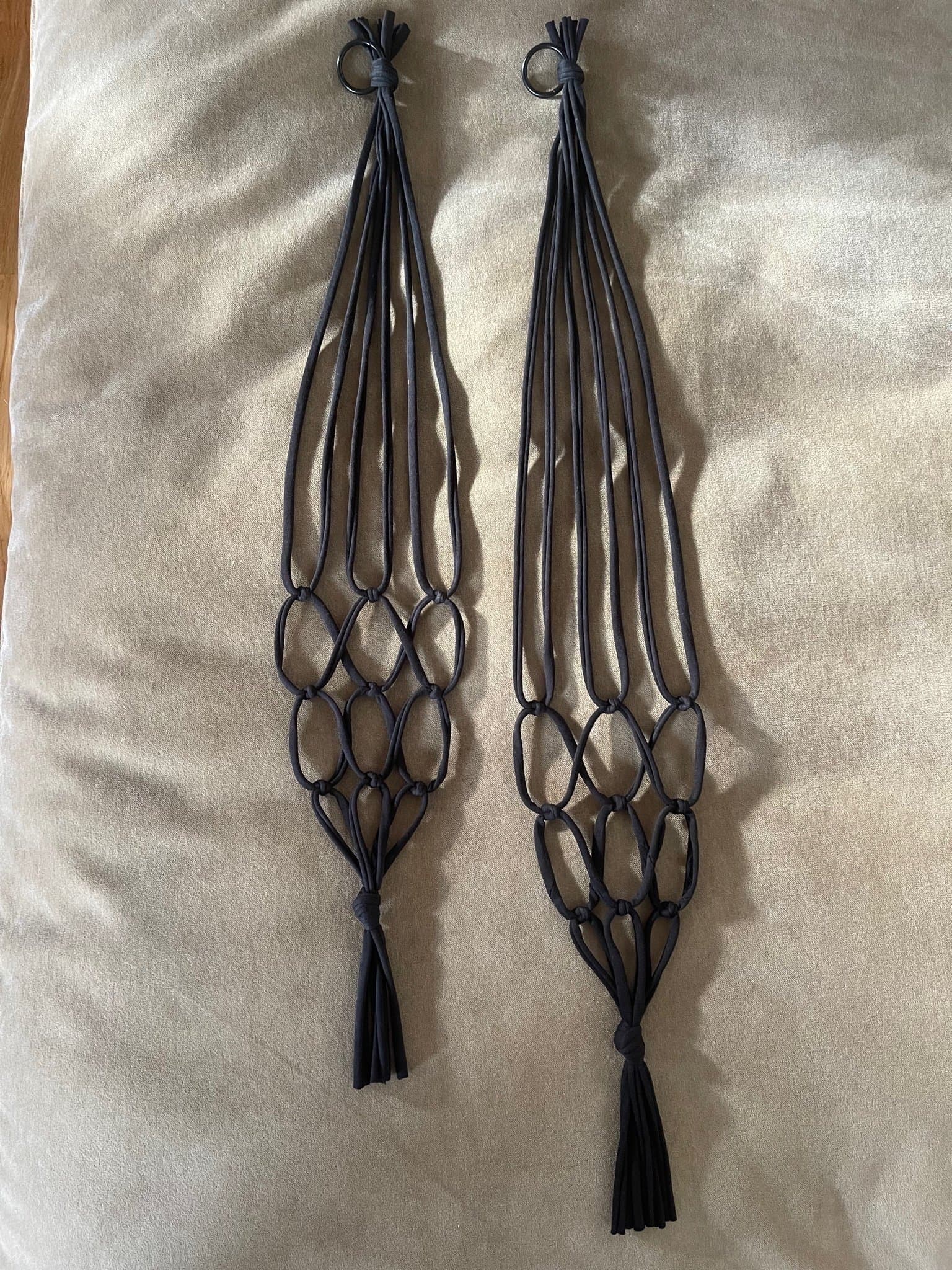 Svarta Amplar för blomkrukor 2 st (13-15 cm)