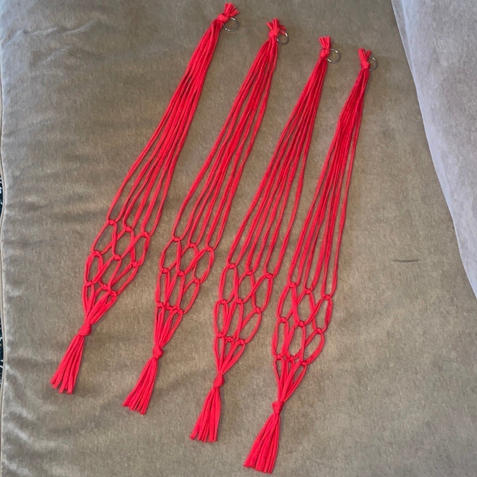 Fyra styck röda Amplar för blomkrukor, makramé, Hanger för plants