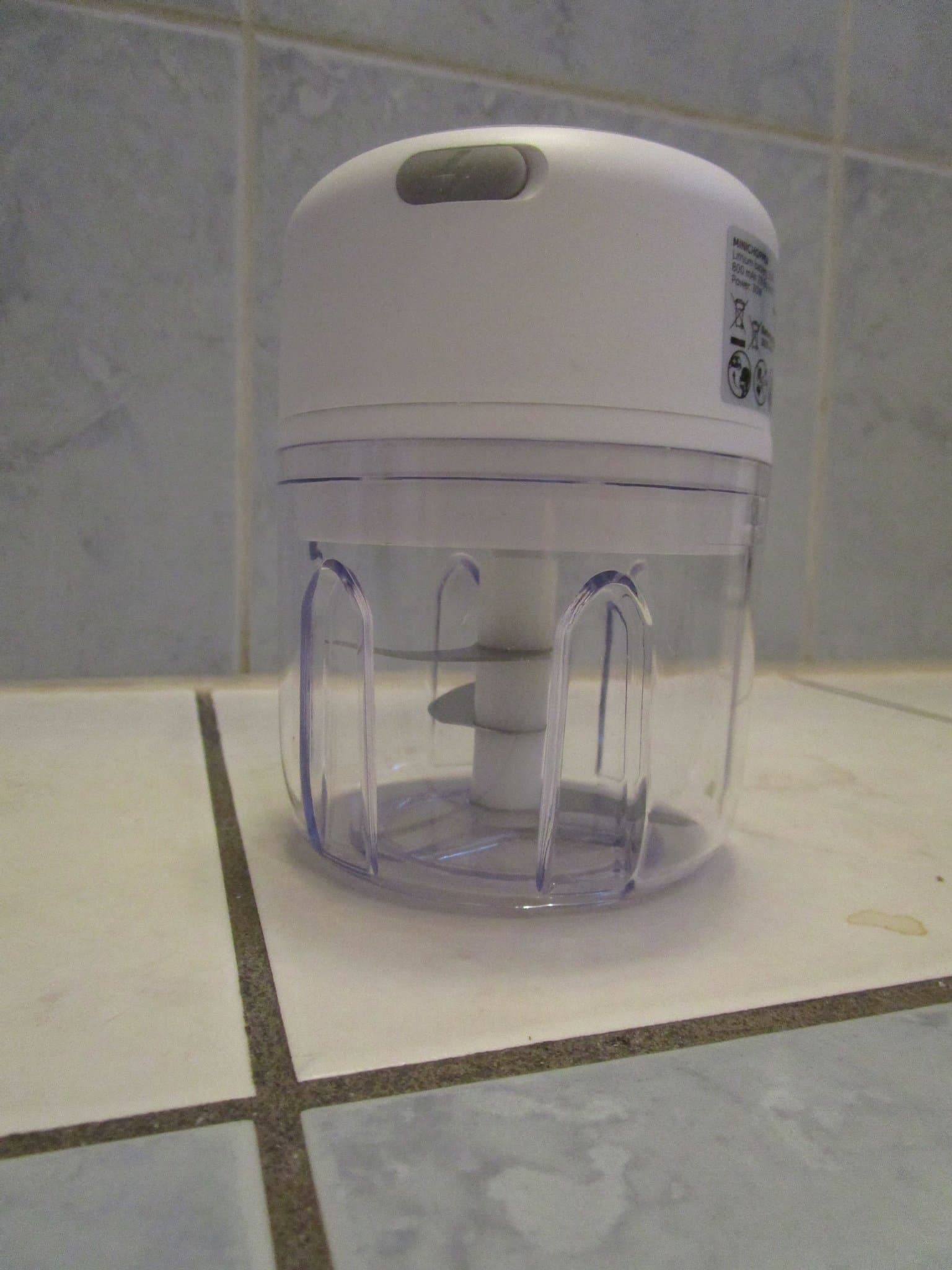 DAY - Minihackare. Praktisk och lätt att använda. Laddas med USB-sladd