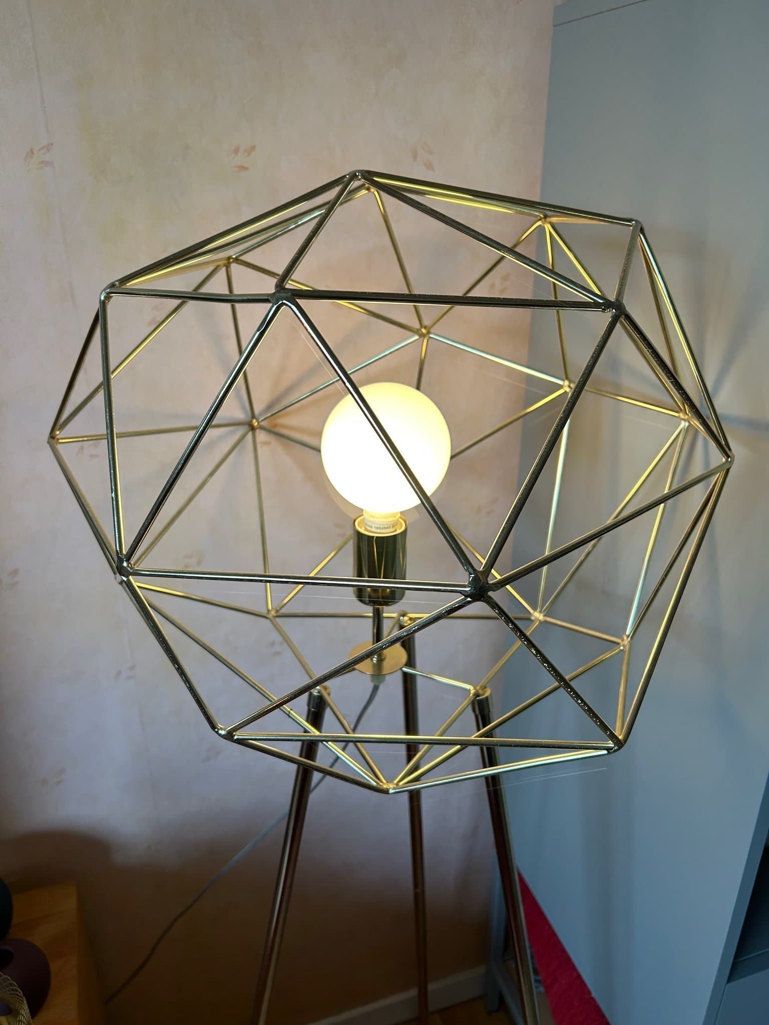 Golvlampa Globen Lighting Diamond mässing