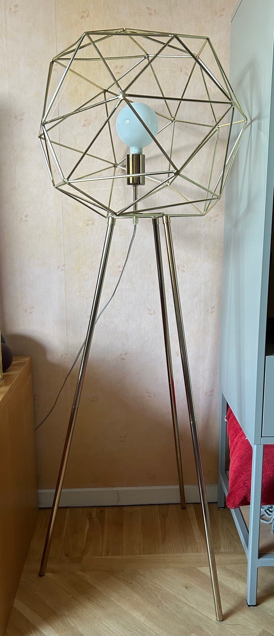 Golvlampa Globen Lighting Diamond mässing