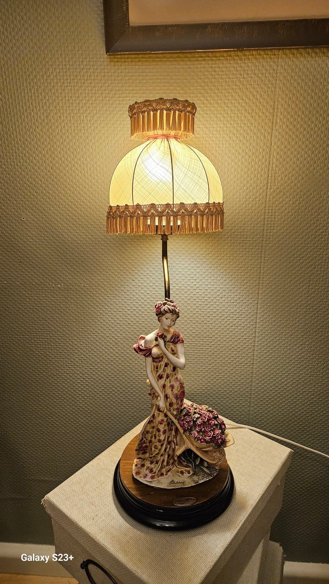 Kaveh by Mahdavi Lampa med Kvinna och Rosor