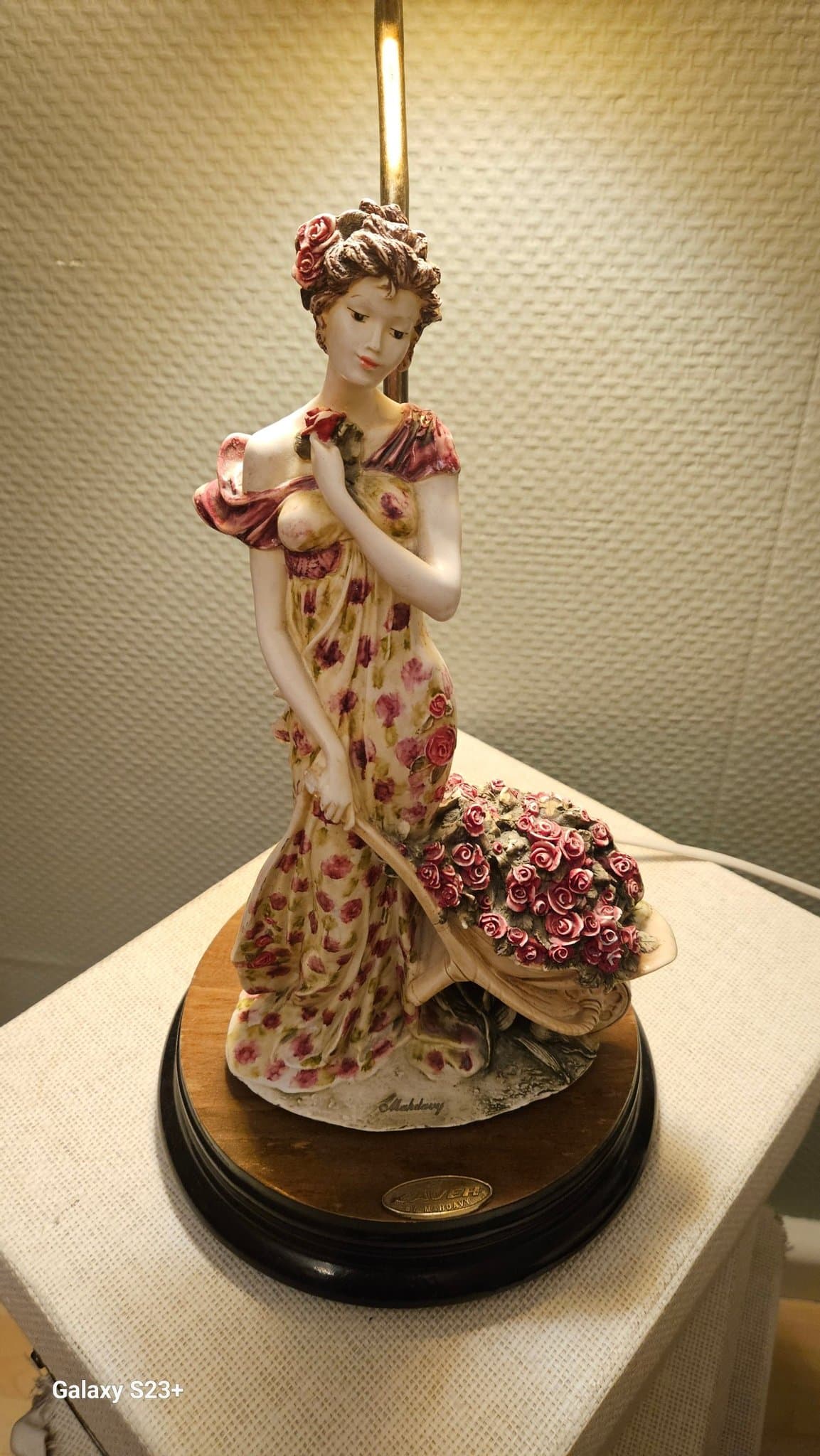 Kaveh by Mahdavi Lampa med Kvinna och Rosor