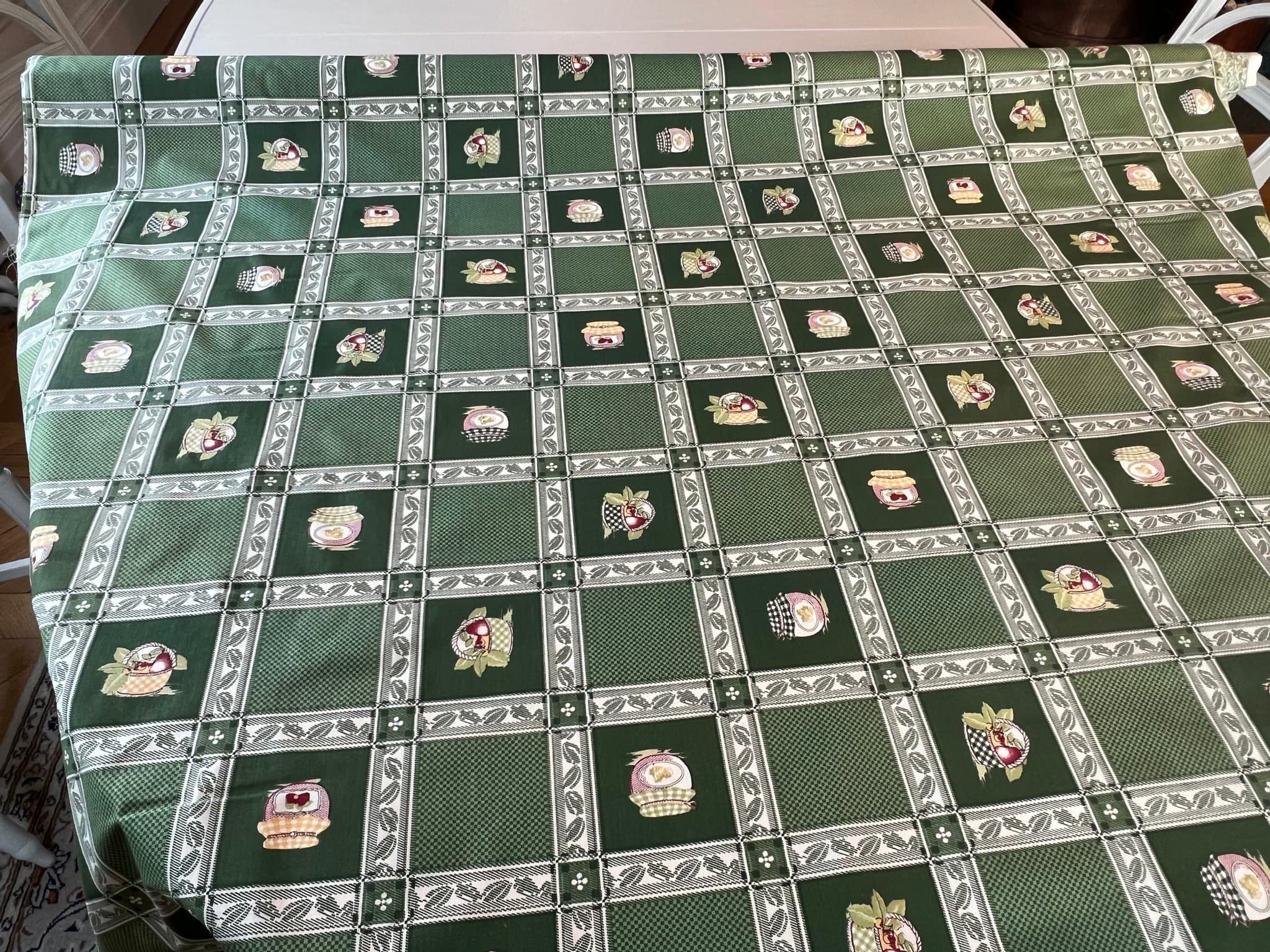 Lantligt inredningstyg i gröna toner