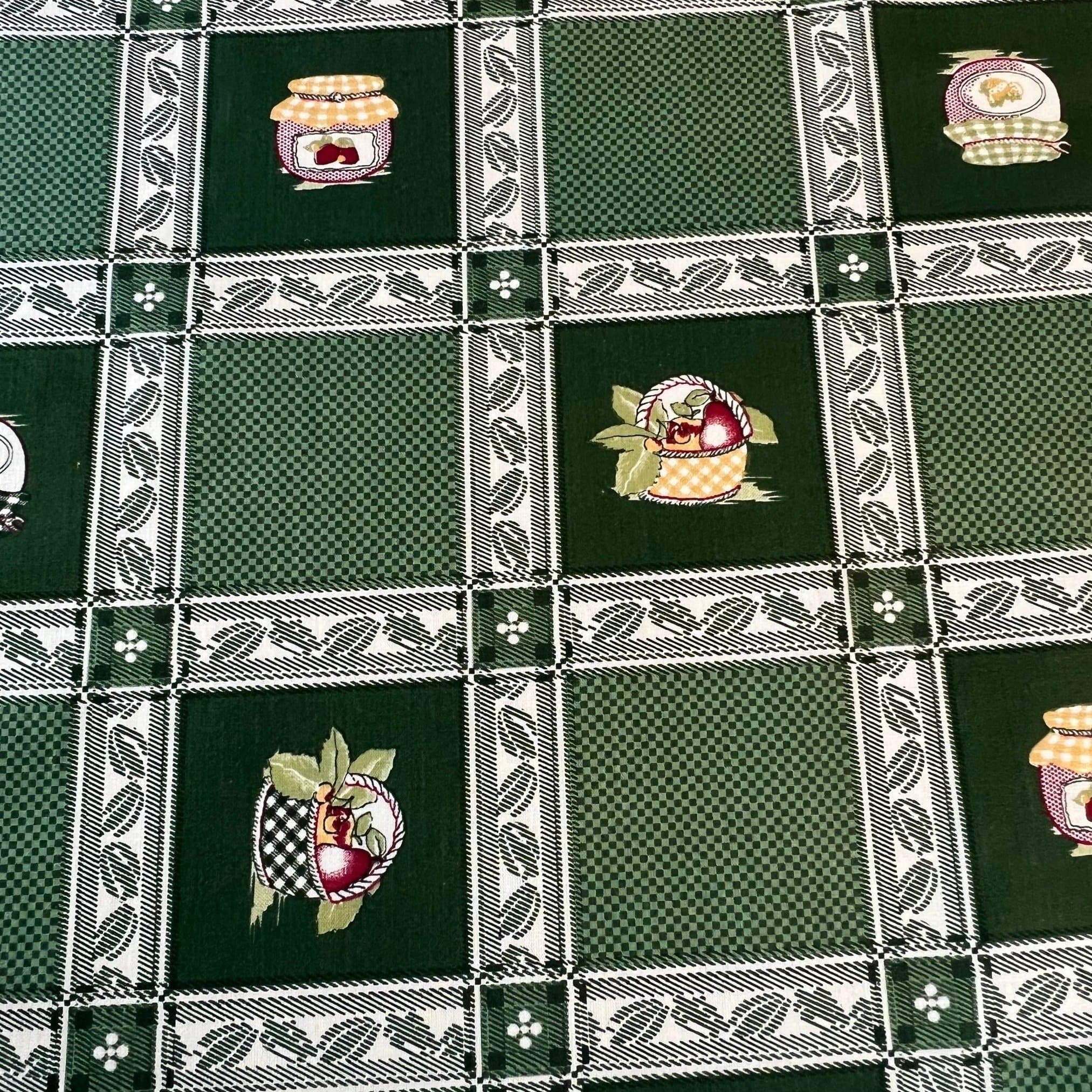 Lantligt inredningstyg i gröna toner