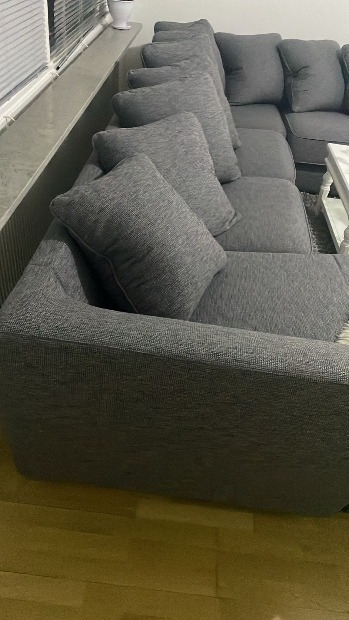 Soffa i grått tyg + bord + matte