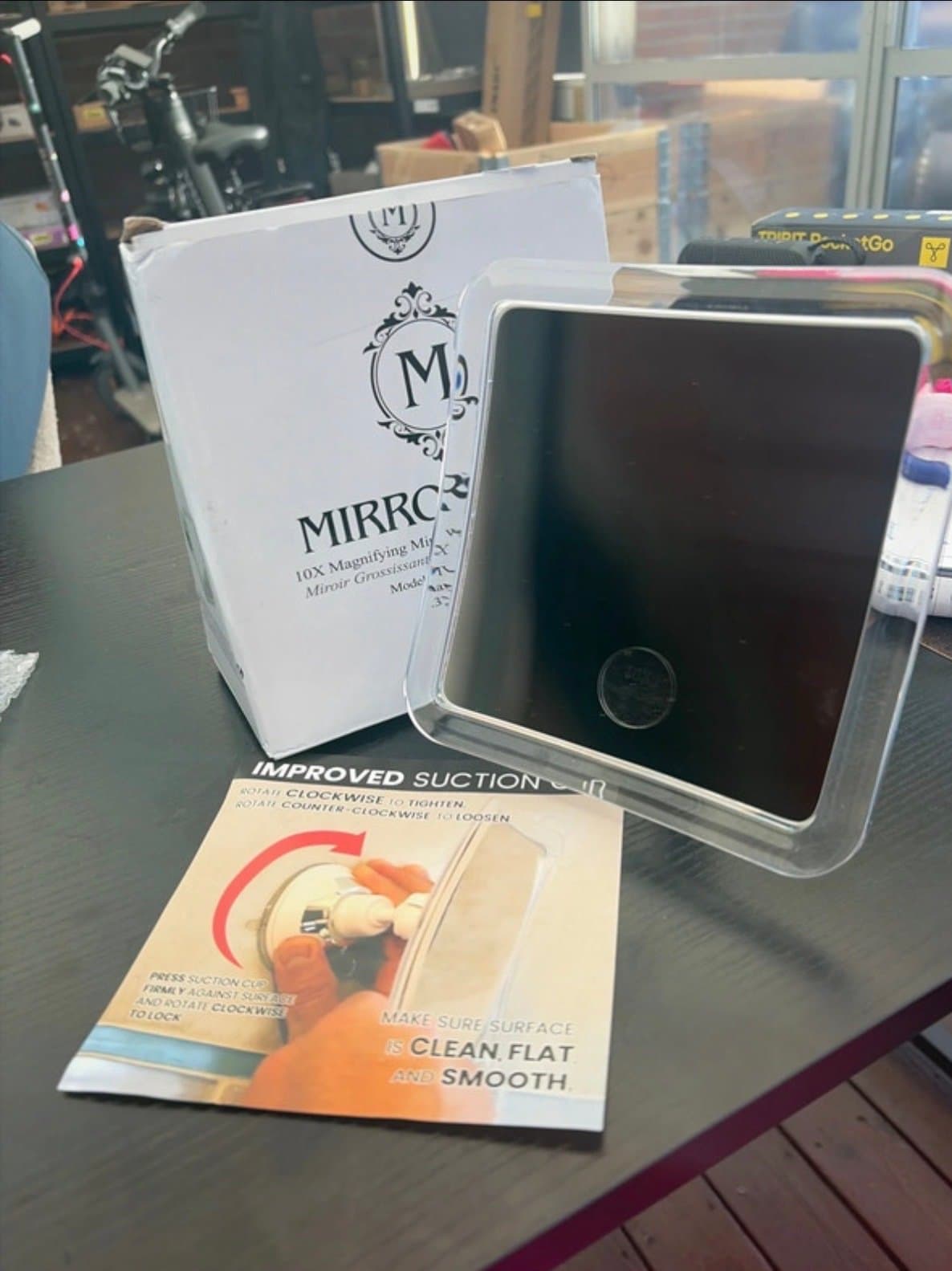 Förstorande spegel med sugkoppsfäste