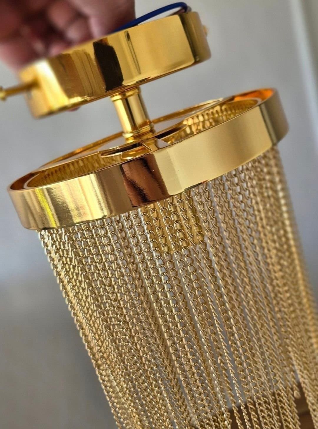 Elegant Taklampa med Guldfärgade Kedjor
