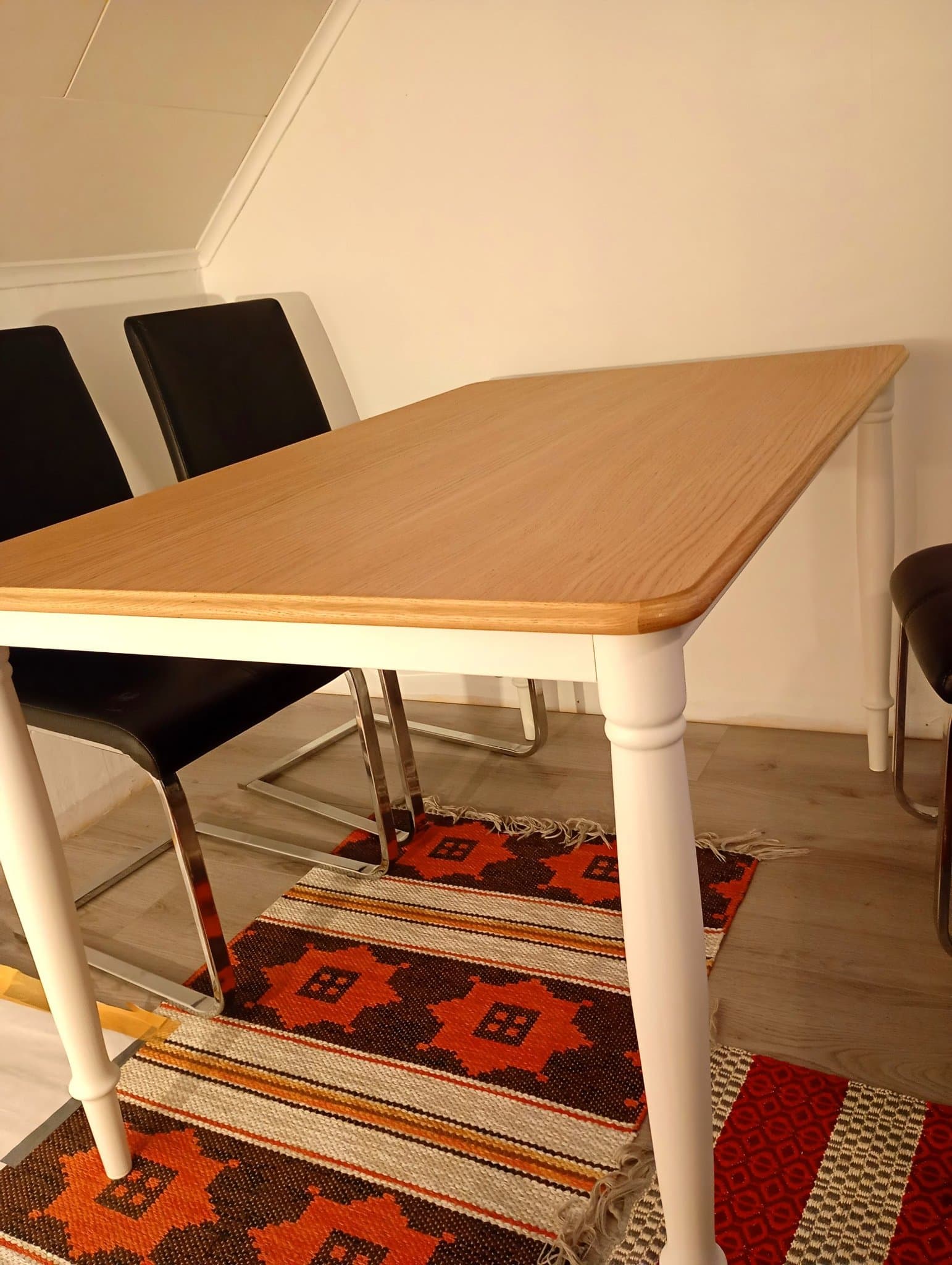 IKEA DANDERYD matbord i ekfaner/stål + 4 stolar i svart lädertyg