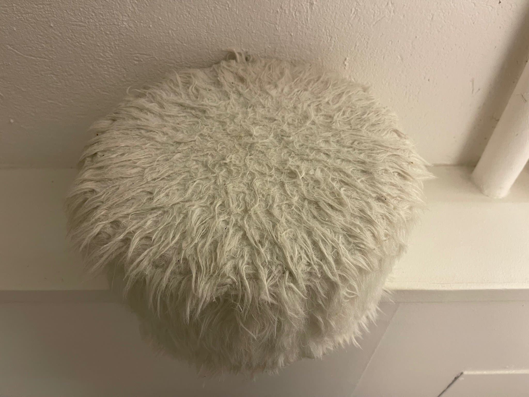 Pall/puff med fuskpäls vit