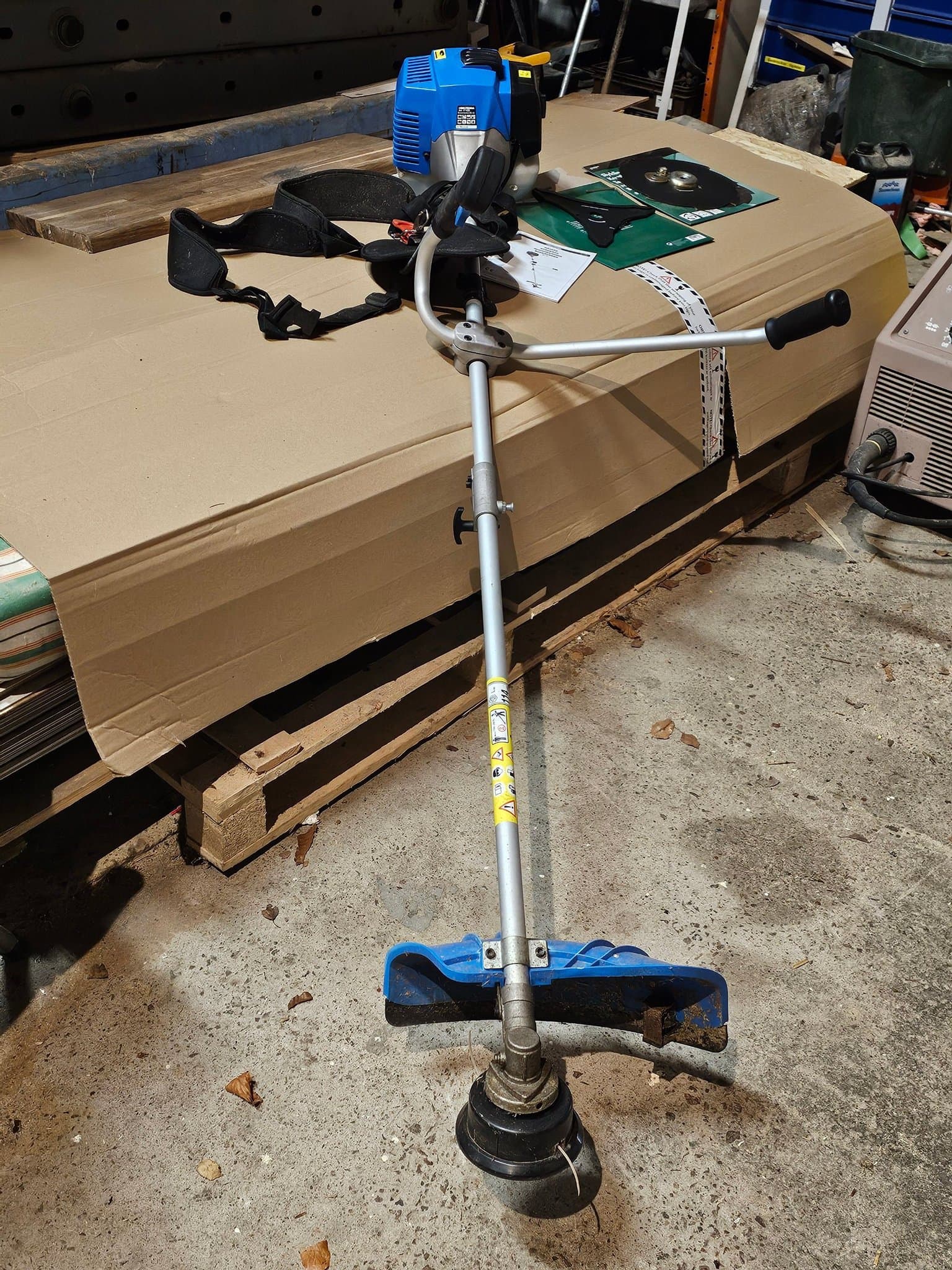 Kraftig Röjsåg/trimmer BC 43 med tillbehör