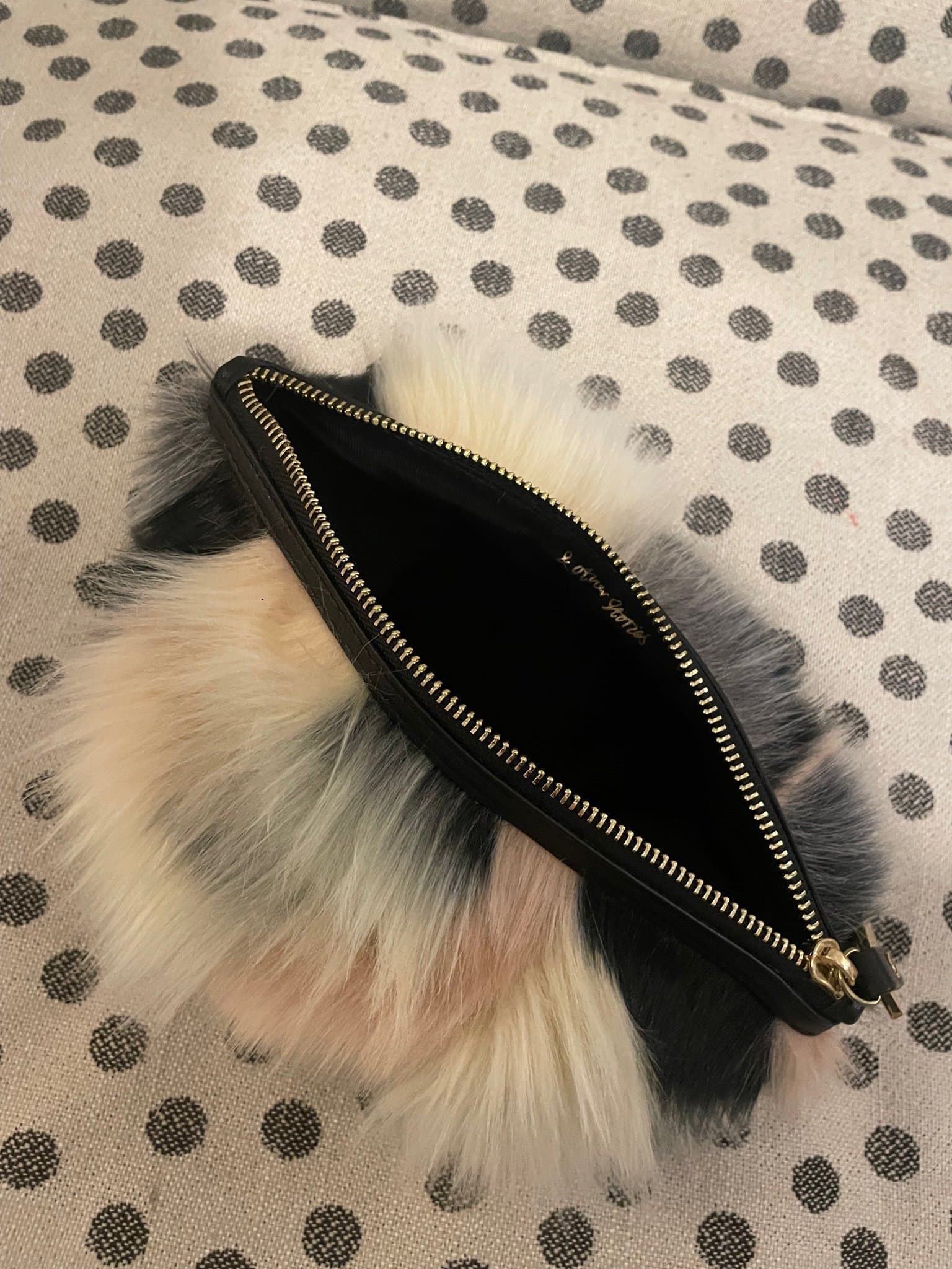 Väska/necessär i fuskpäls från & Other Stories. Helt oanvänd