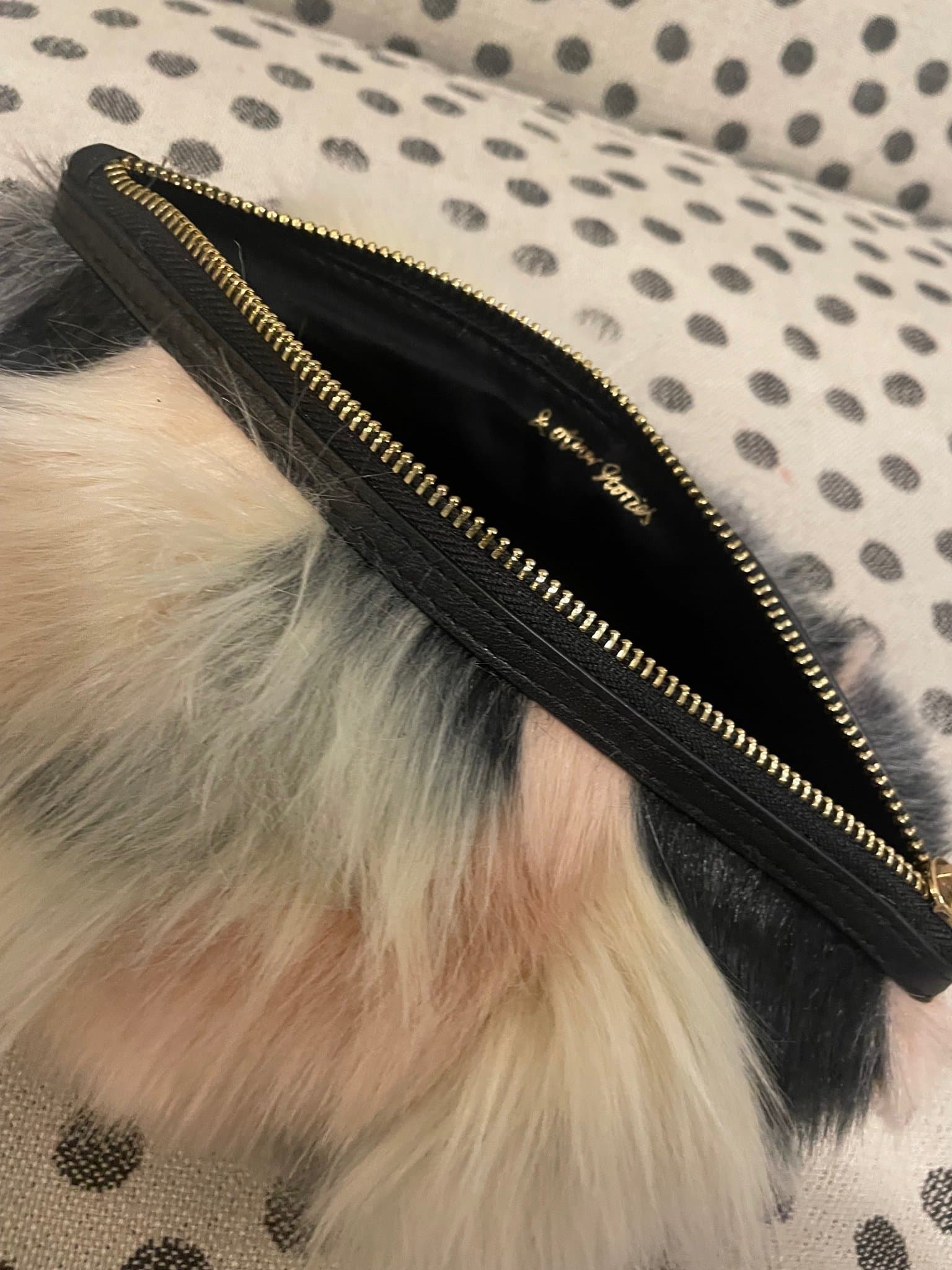 Väska/necessär i fuskpäls från & Other Stories. Helt oanvänd