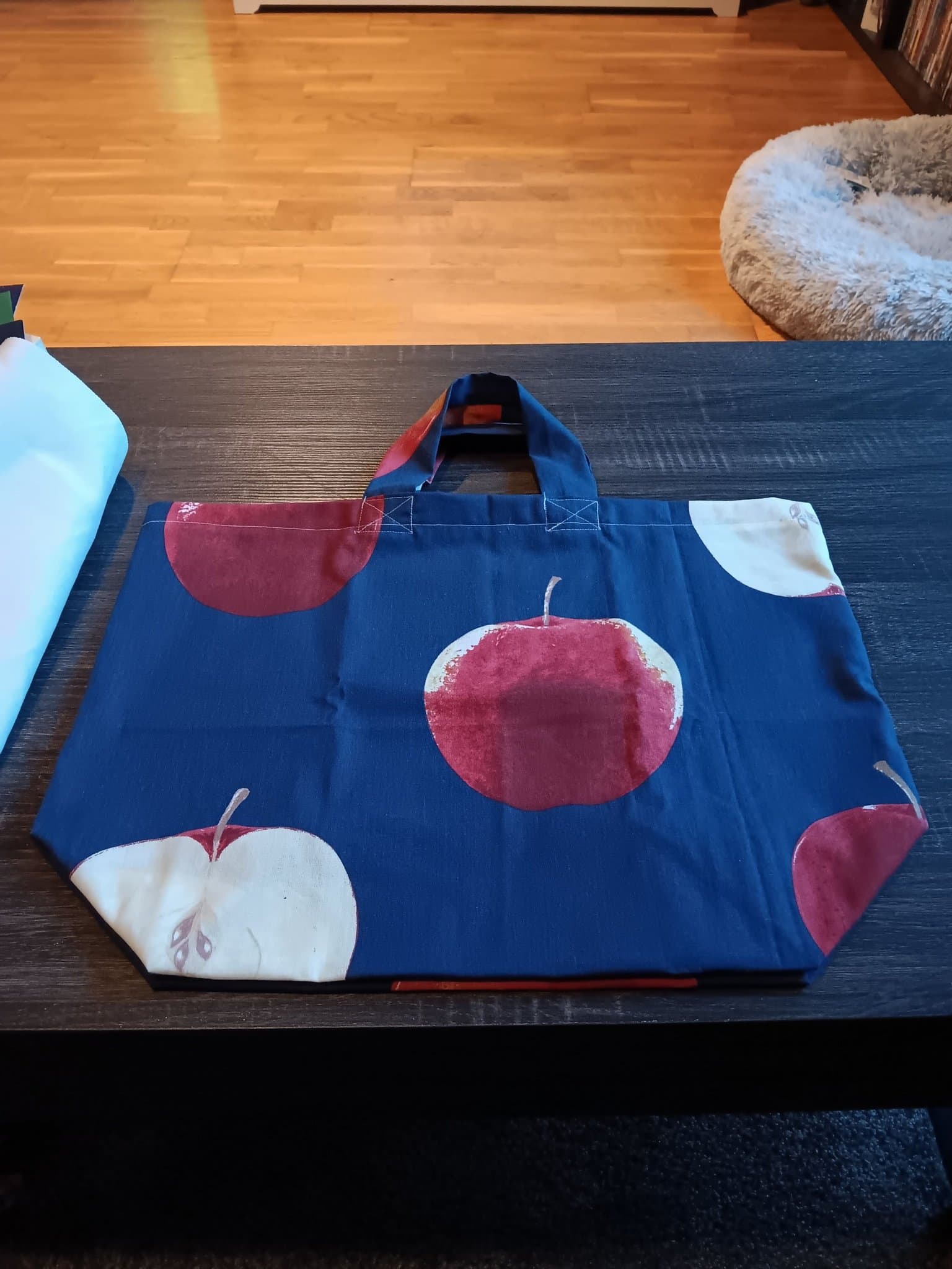 Blå tygväska med äpple , zerowaste, återbruk