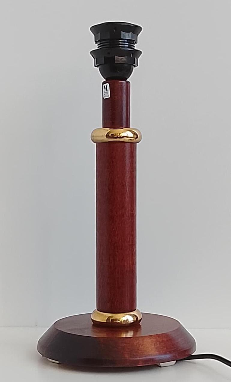 Bordslampa i trä med mässingsdetaljer. Fint skick.