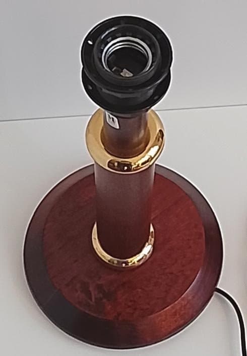Bordslampa i trä med mässingsdetaljer. Fint skick.