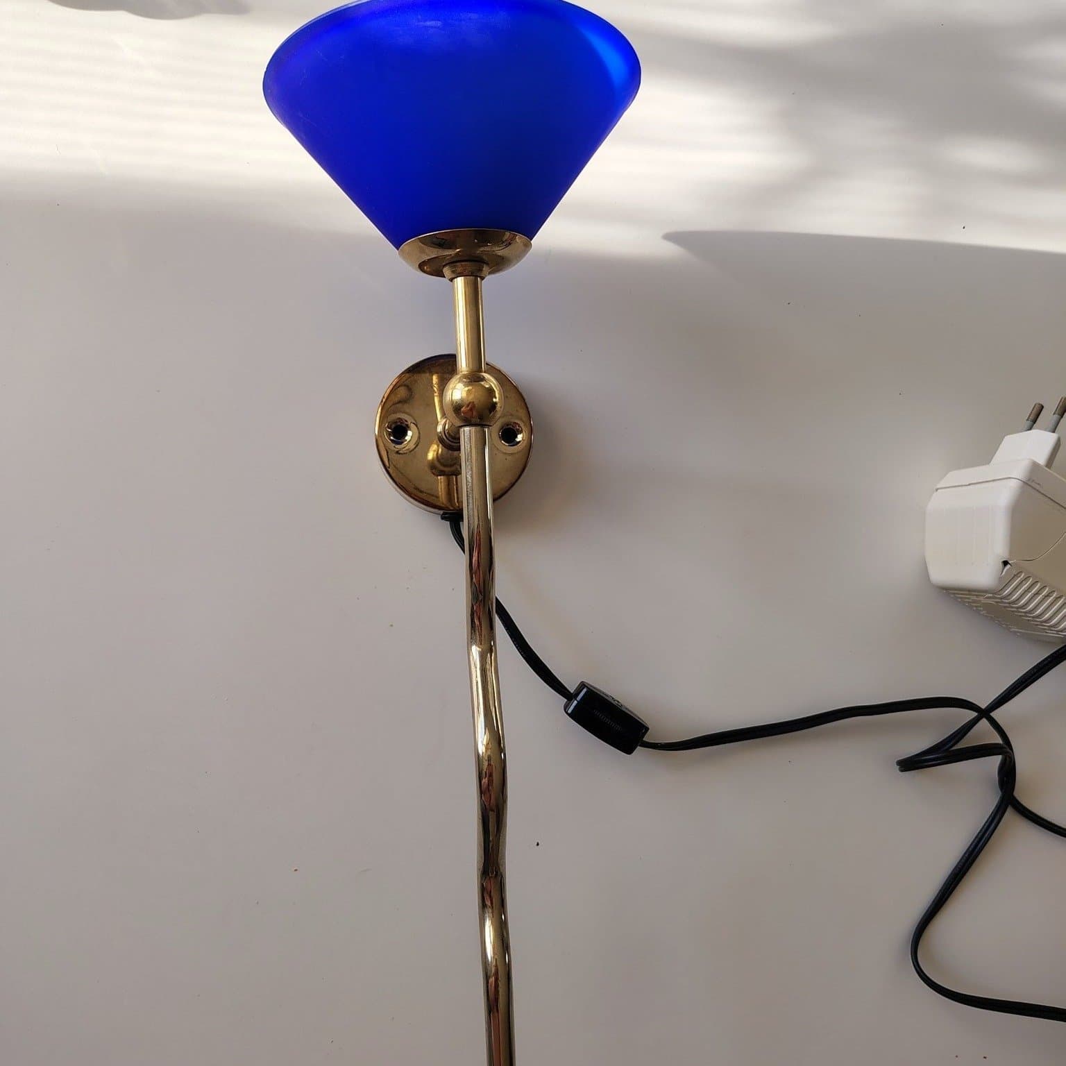 Vägglampa i mässing med blå glasskärm