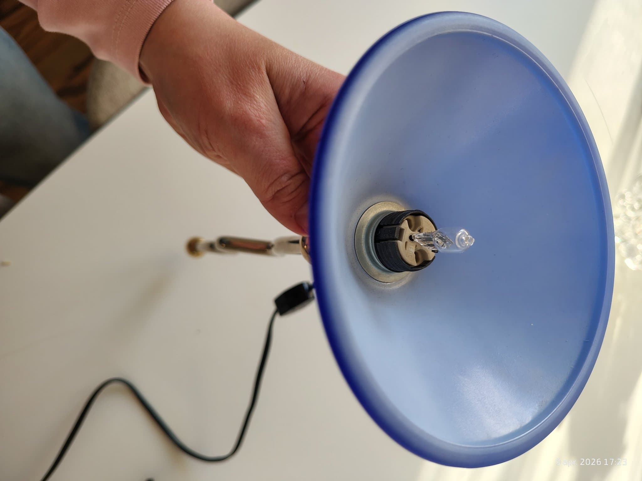 Vägglampa i mässing med blå glasskärm