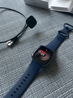 Fitbit Versa 4 Mycket bra skick! GPS & Google Wallet