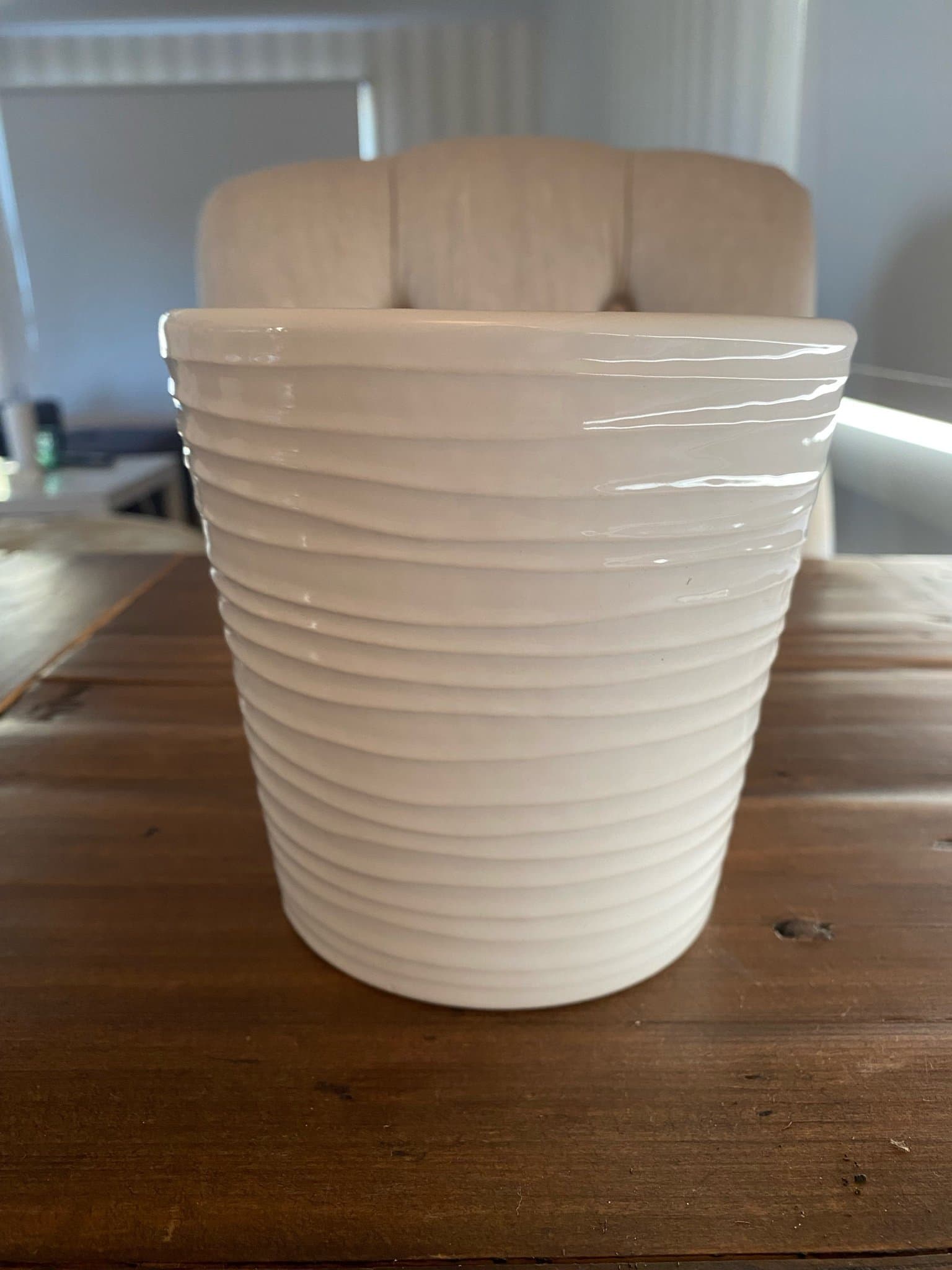 Vit kruka med vågigt mönster