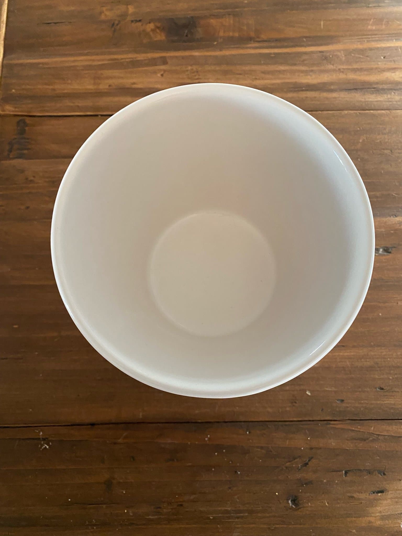 Vit kruka med vågigt mönster