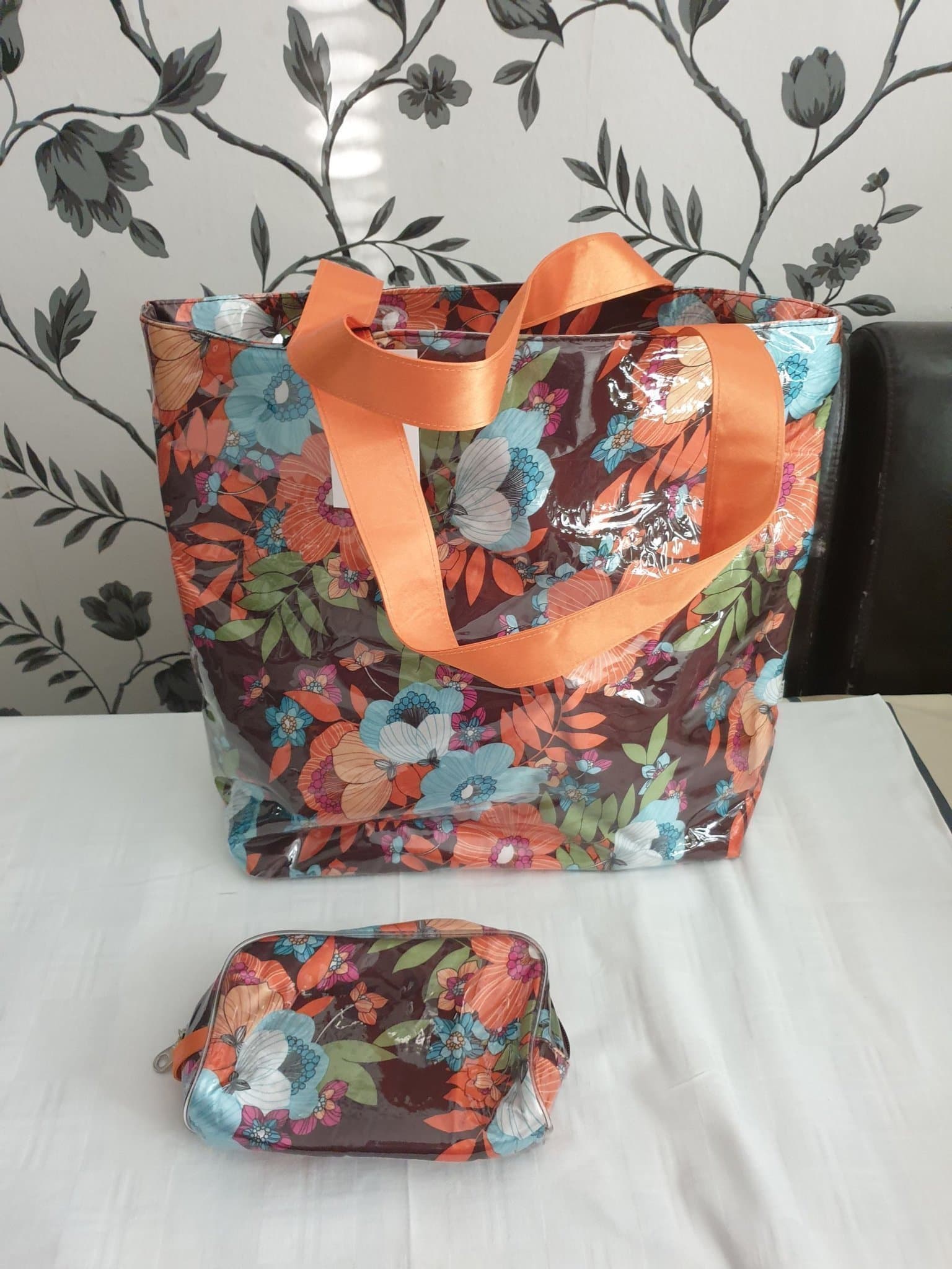 Stor strandväska med necessär - blommigt mönster, måttet 37x35x13cm.