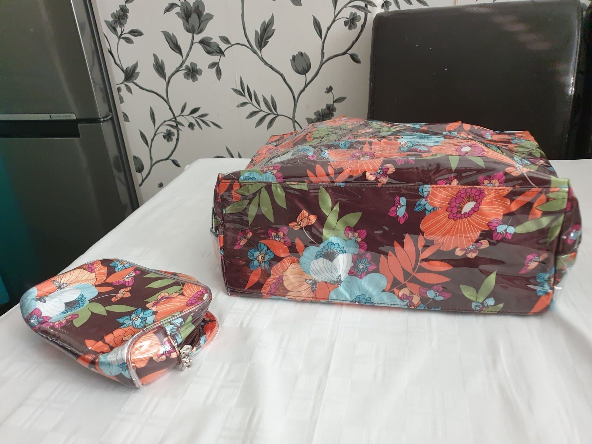 Stor strandväska med necessär - blommigt mönster, måttet 37x35x13cm.