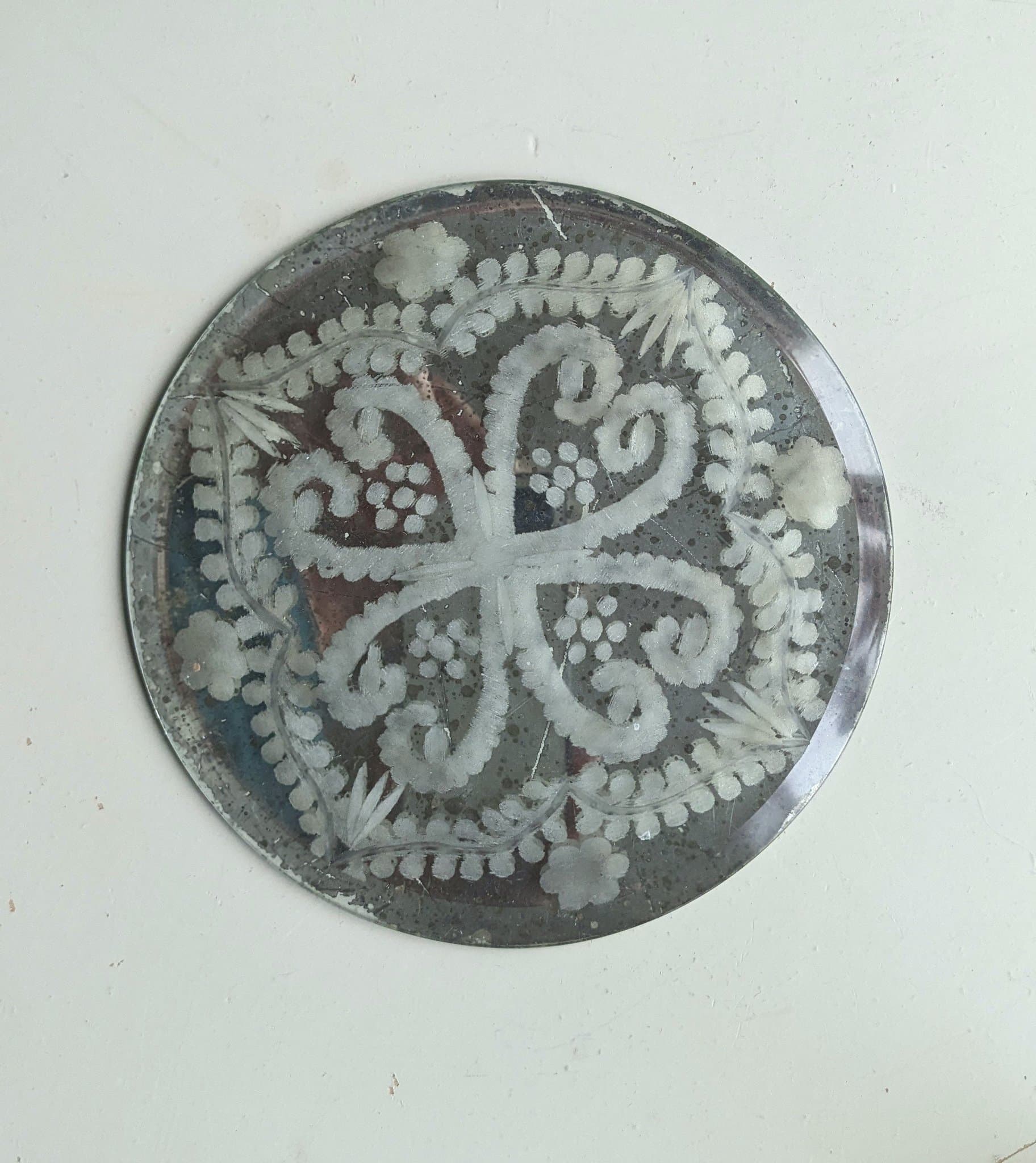 Spegelunderlägg med sirligt mönster, 15 cm i diameter