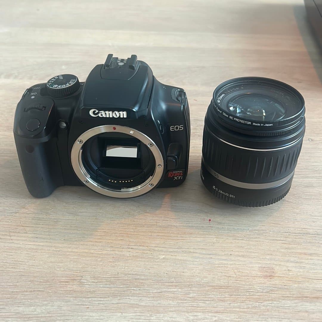 Canon EOS Rebel XTi / EOS 400D + EF-S 18–55mm objektiv