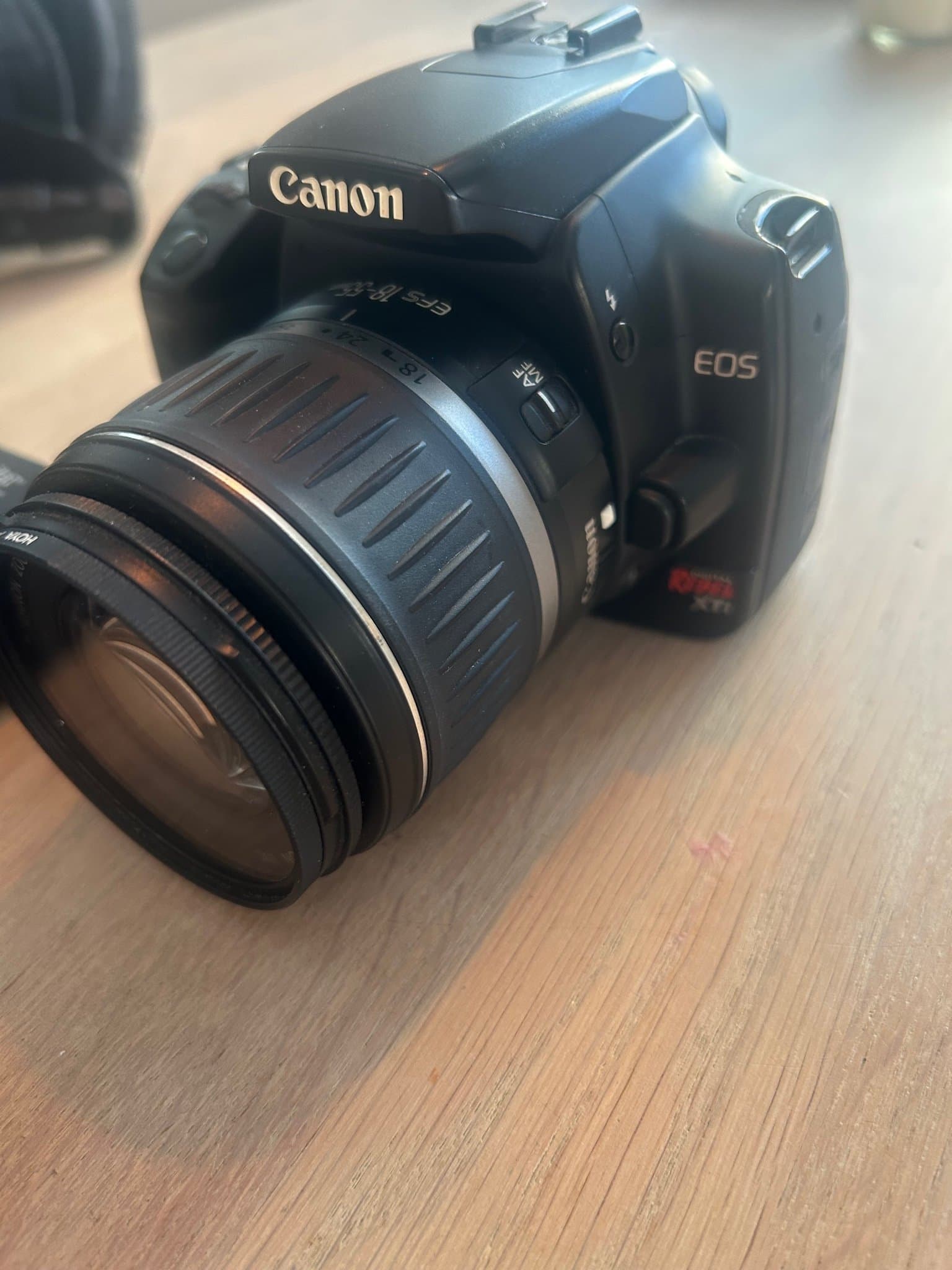 Canon EOS Rebel XTi / EOS 400D + EF-S 18–55mm objektiv