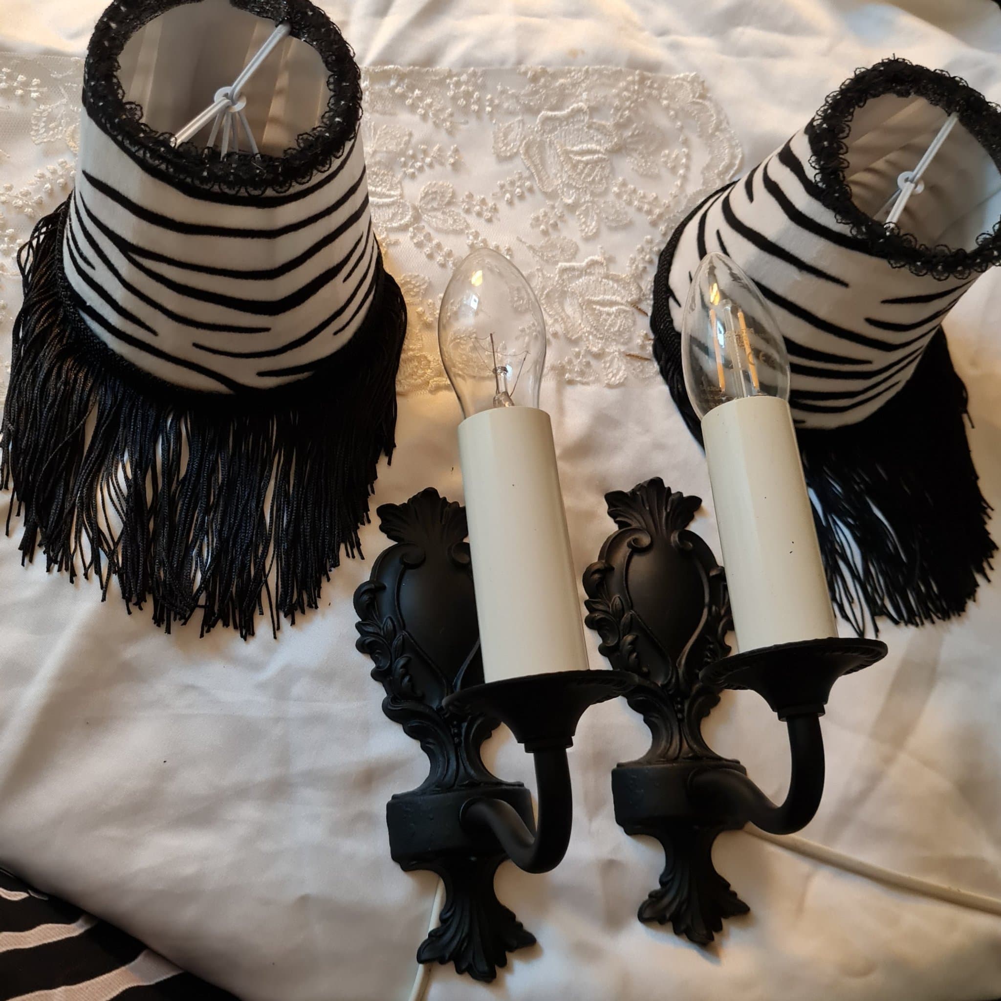 2 st. Svarta Lampetter vägglampor i metall. Välgjord mässing, vintage, retro.