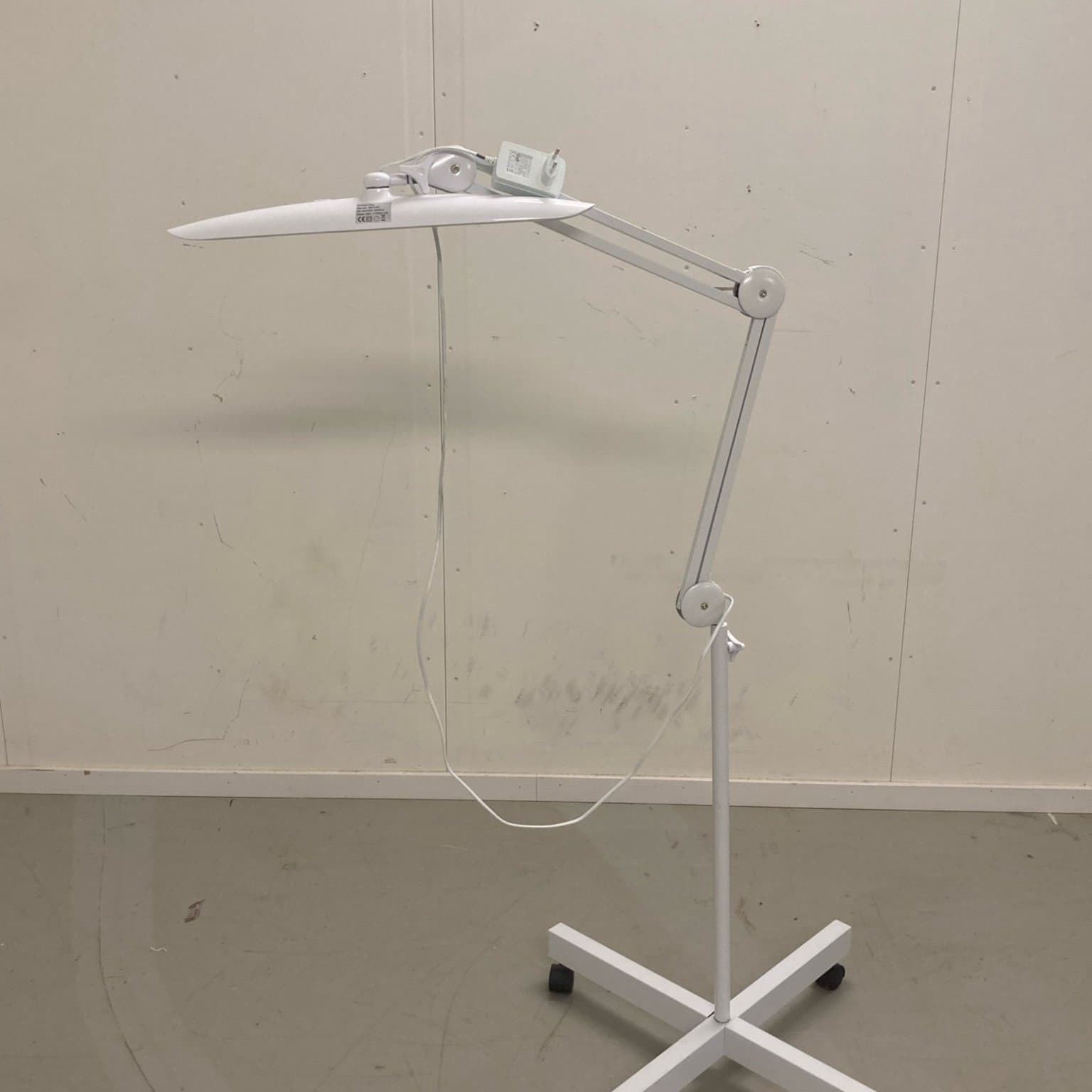 Golvlampa med hjul med justerbar ljus nivå