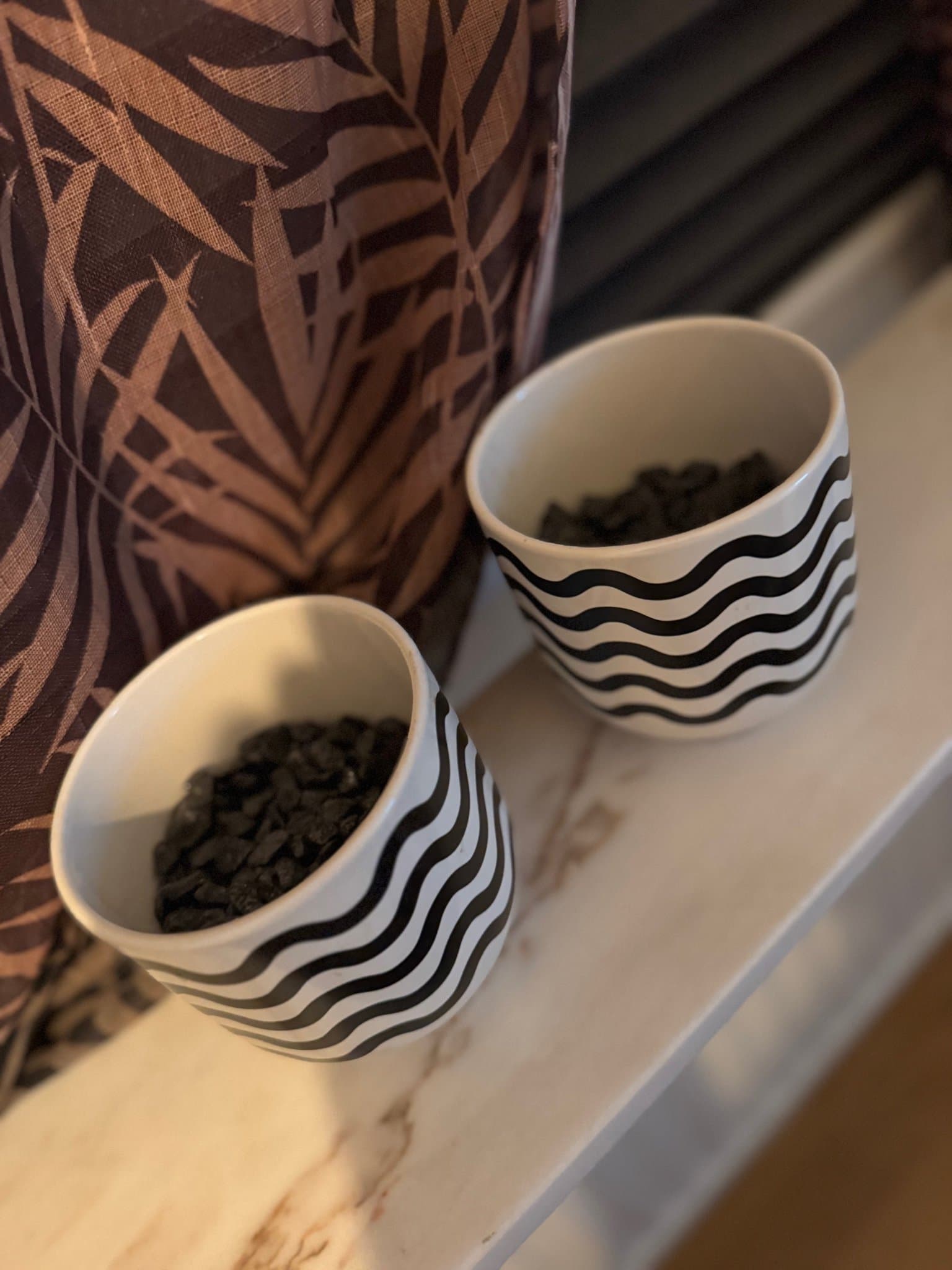 2st fina dekorations krukor med svarta stenar inuti (nyskick)