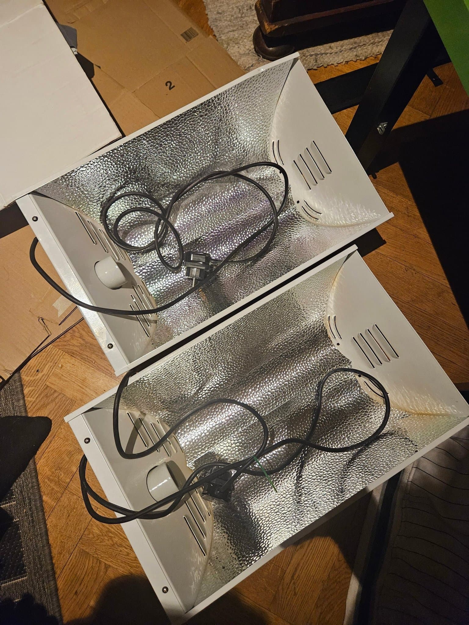 2st - Reflektorer med strömbrytare till hemma odling