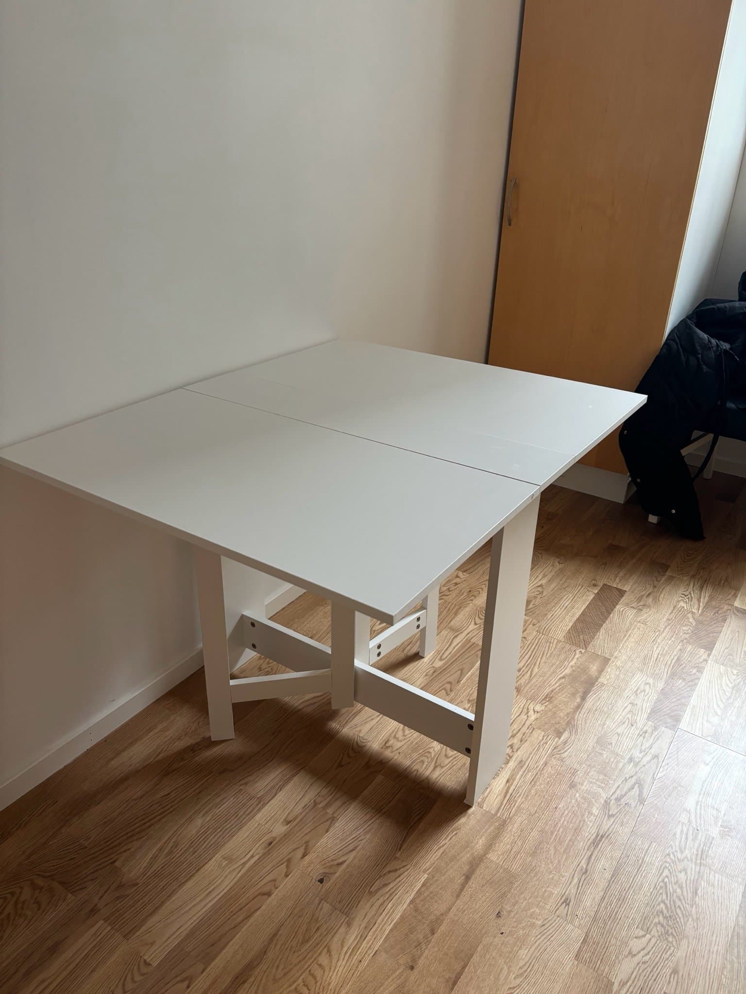 Säljer bord med 2 stolar