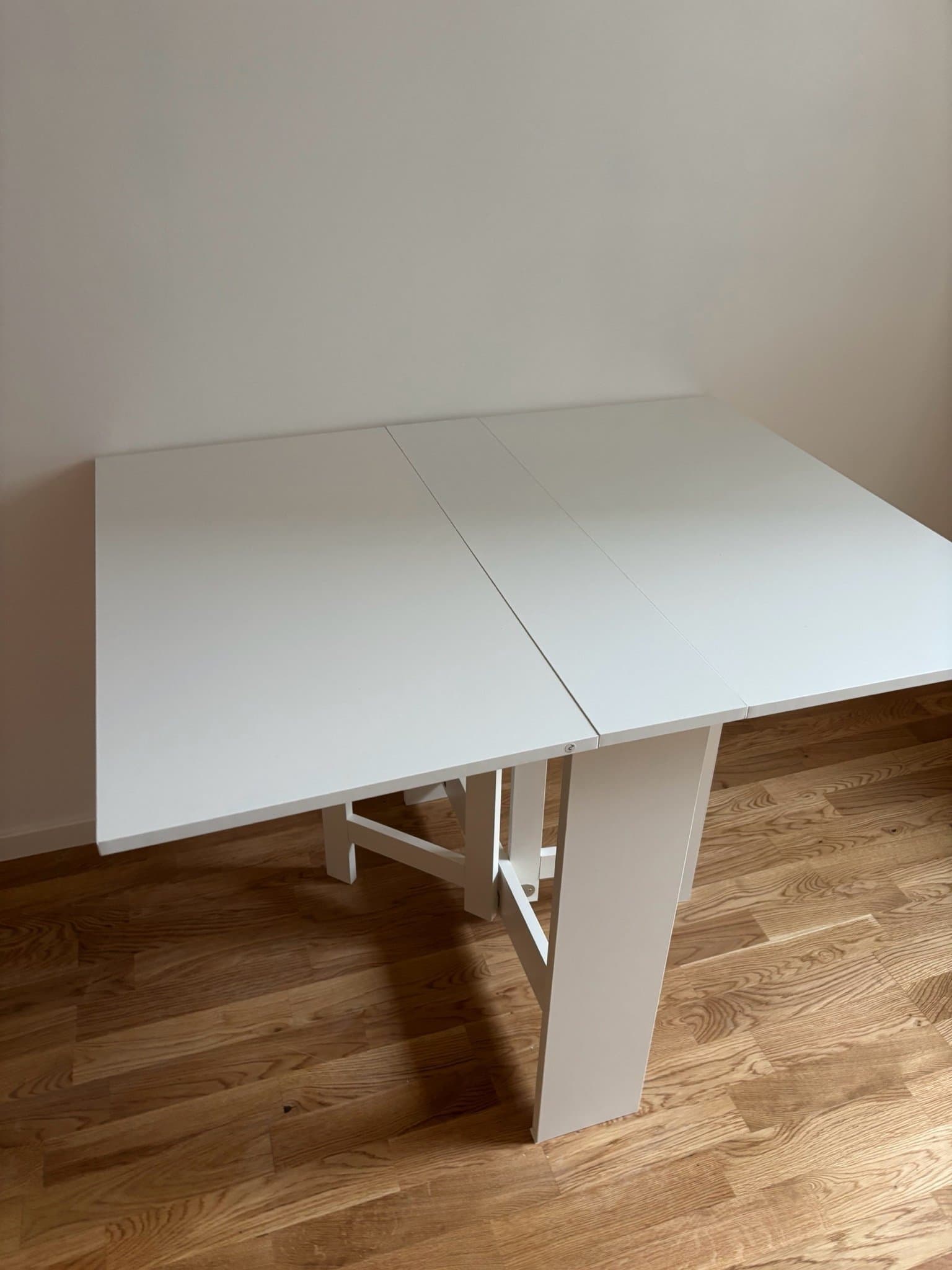 Säljer bord med 2 stolar