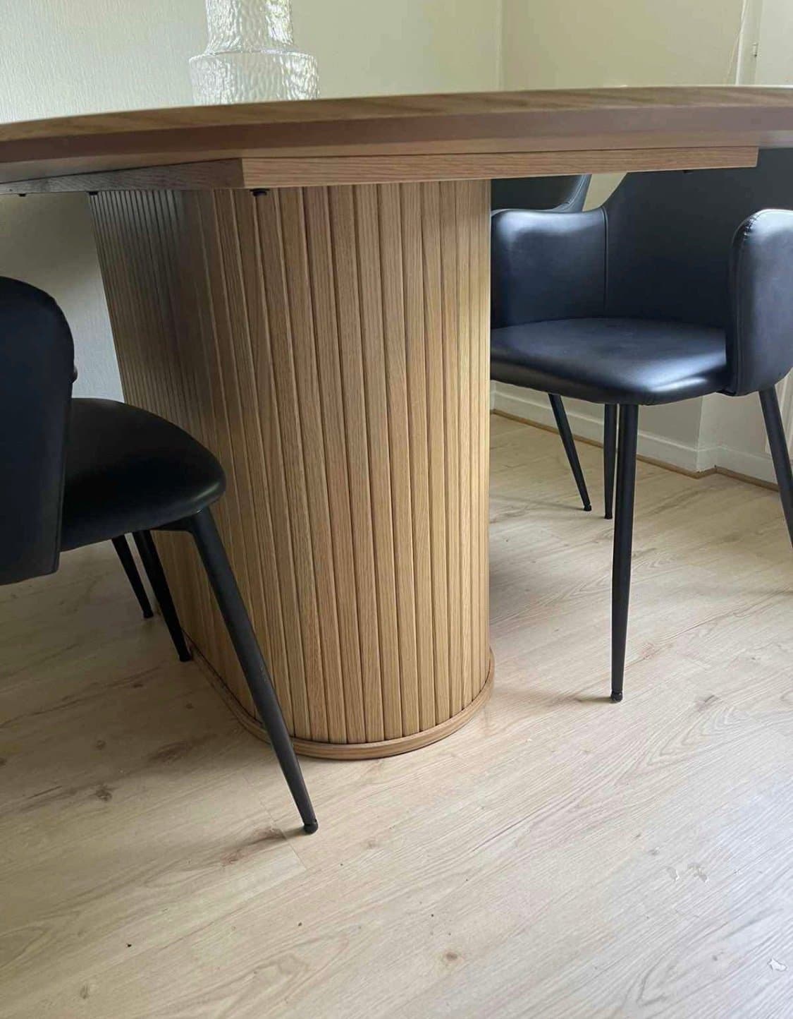 Matbord i ekfaner