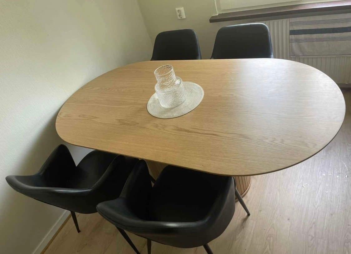 Matbord i ekfaner